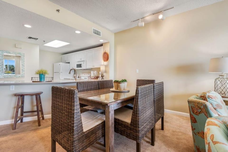 Stunning waterfront home with Gulf views pool & fitness room access House in Destin