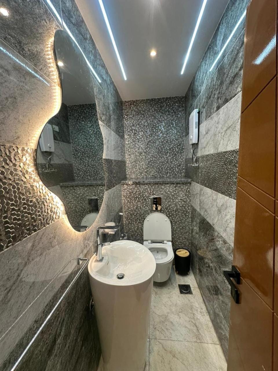 Shower, Toilet, Bathroom, towels