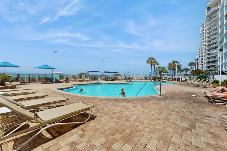 Seaside escape with water view balcony pool pool spa & gym access House in Destin