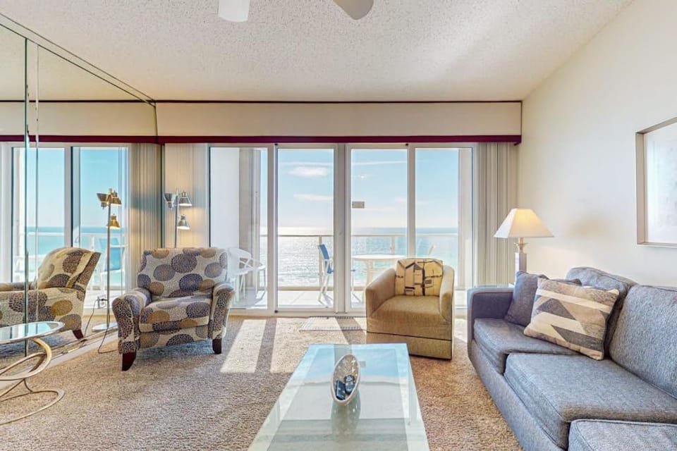 Seaside escape with water view balcony pool pool spa & gym access House in Destin