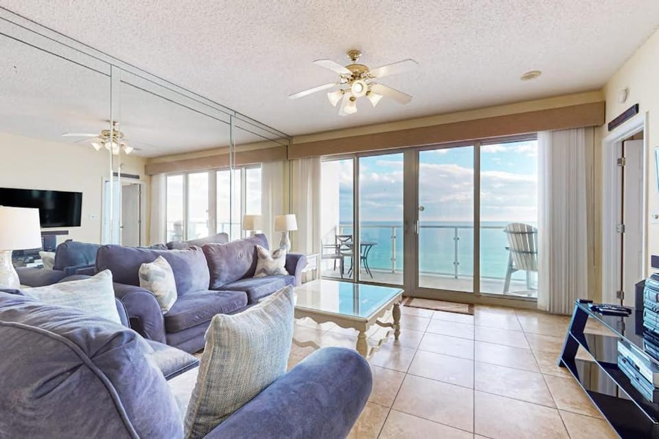 Stunning Gulf-Front Condo Pool & Beach House in Destin