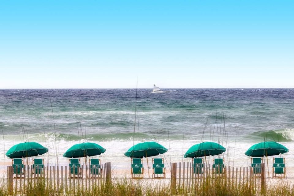 Stunning Gulf-Front Condo Pool & Beach House in Destin