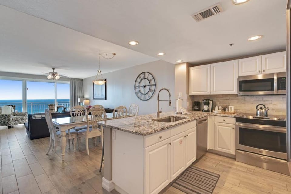 Beach condo with private balcony gulf views & fitness room House in Destin