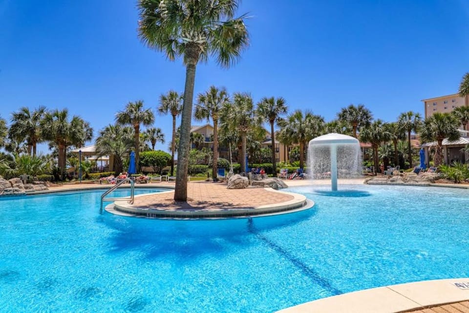 Beach condo with private balcony gulf views & fitness room House in Destin