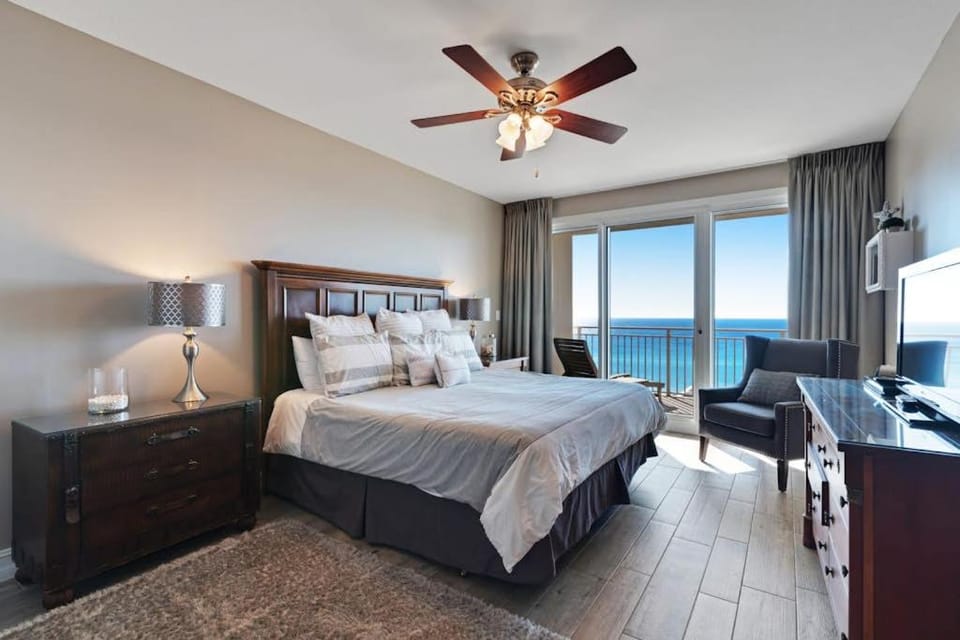 Beach condo with private balcony gulf views & fitness room House in Destin