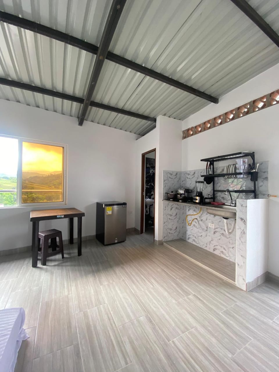 Kitchen or kitchenette, Dining area