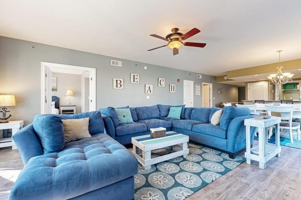 Romantic beachfront getaway with pool gym private balcony & washer & dryer House in Destin