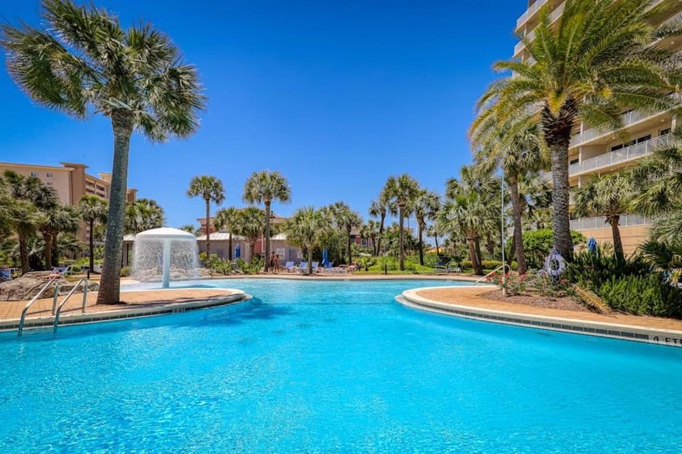 Beautiful waterfront condo w two shared pools gym & easy beach access House in Destin