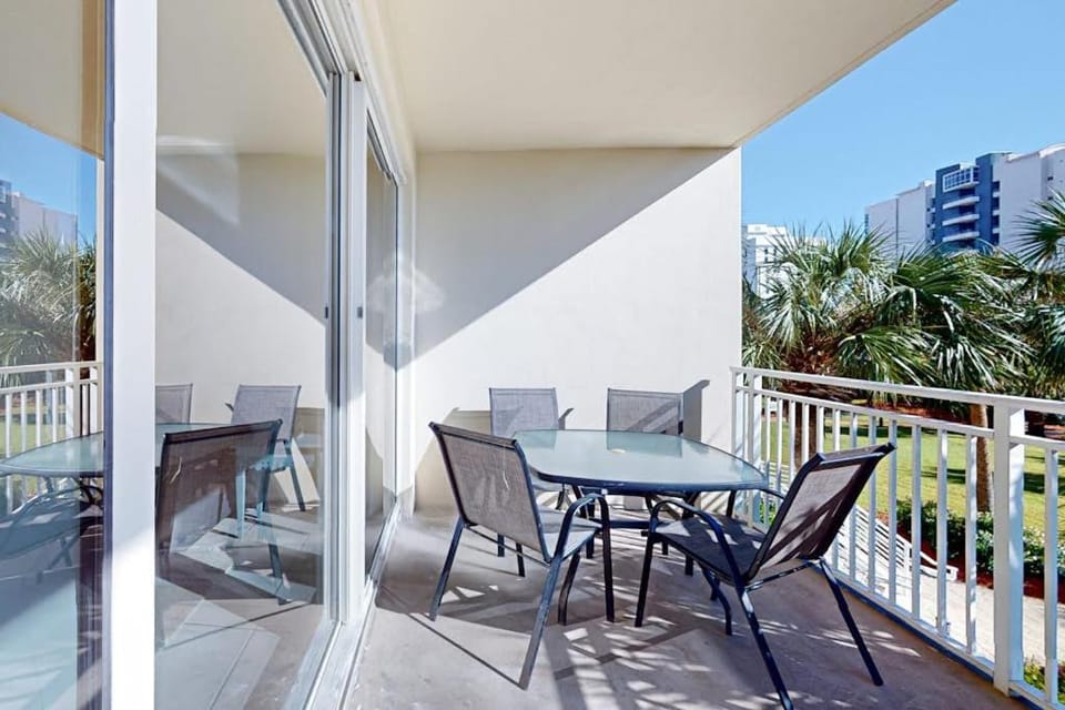 Beautiful waterfront condo w two shared pools gym & easy beach access House in Destin