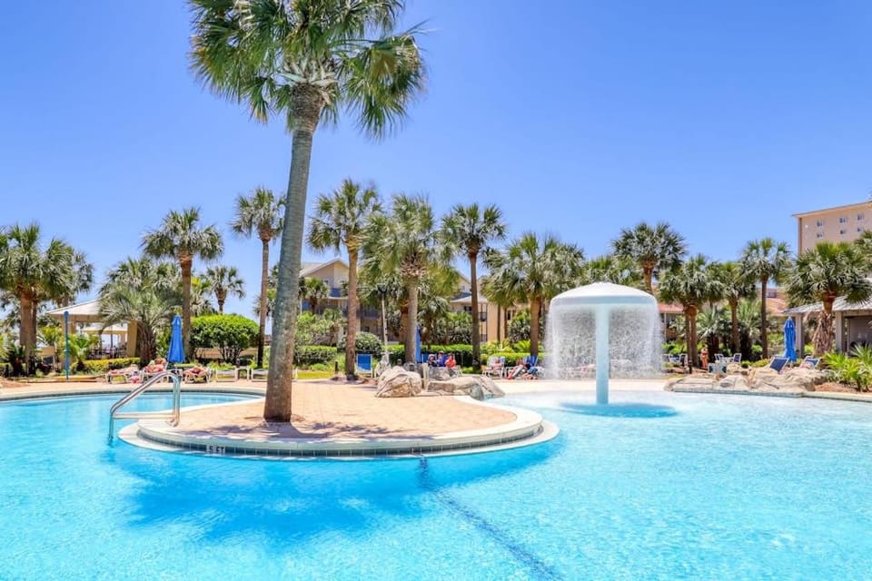 Beachy second floor condo with pool views central AC and private gas grill House in Destin