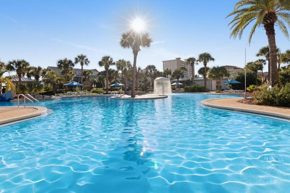 Charming & sleek condo w incredible water views and shared on-site amenities House in Destin