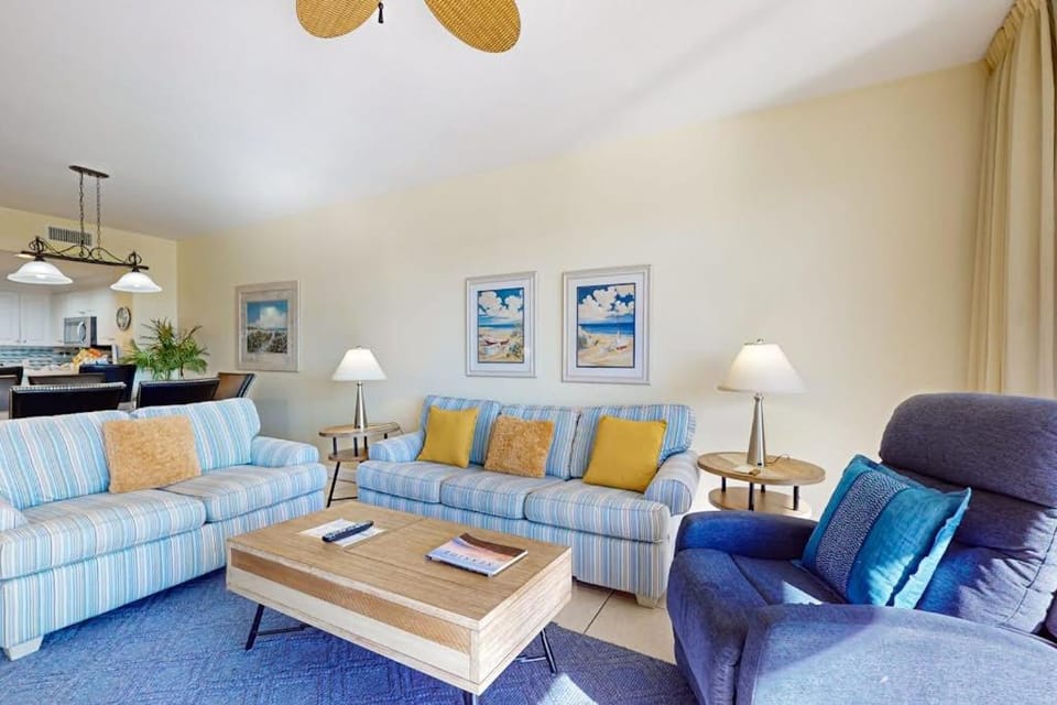 Charming & sleek condo w incredible water views and shared on-site amenities House in Destin