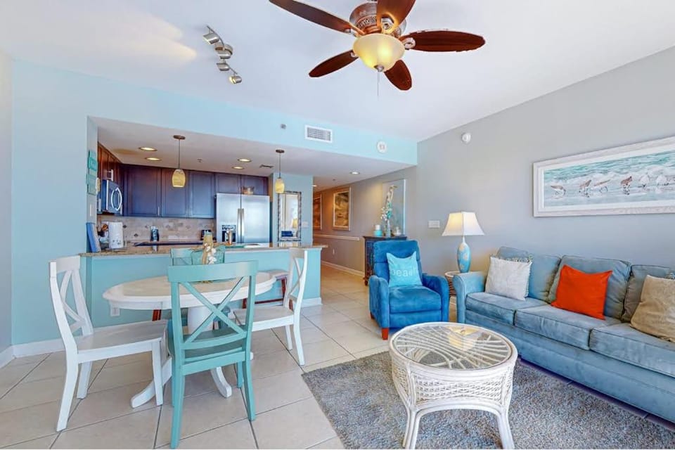 Elegant condo w sweeping gulf views shared pools snack bar & grill area House in Destin