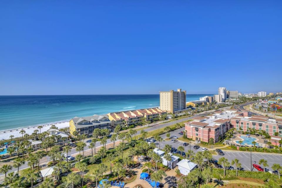 Sterling Shores 406 Dual Suite gem at Sterling Shores with ocean views two shared pools AC WiFi & W&D House in Destin