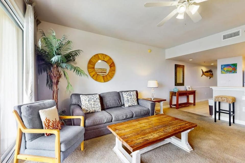 Waterfront resort condo w a shared heated pool fitness room & theater House in Destin