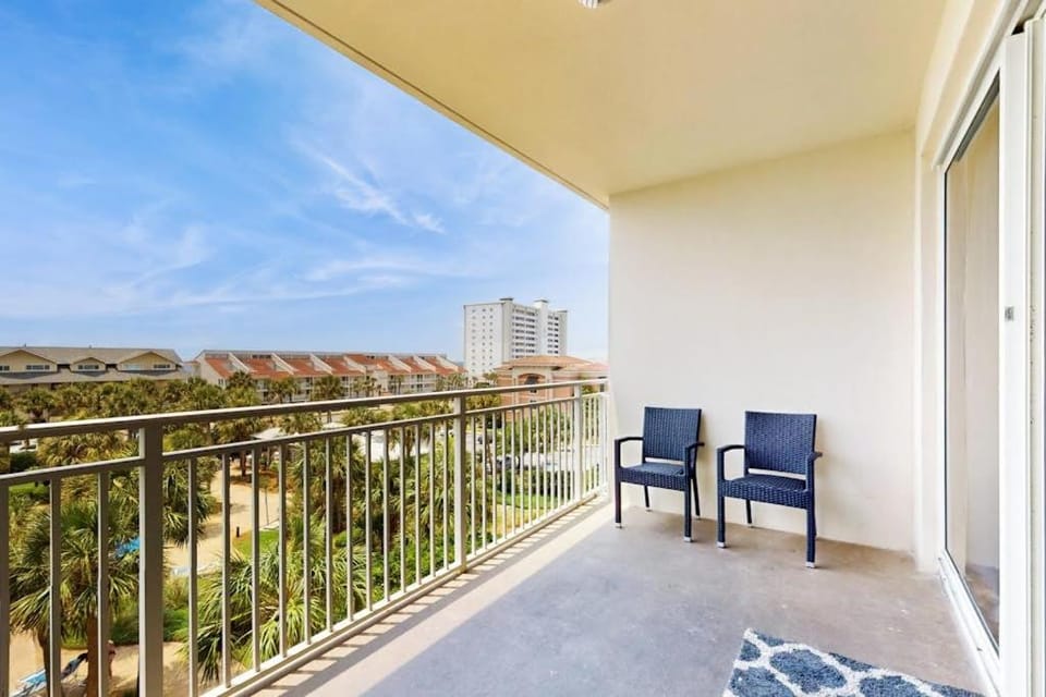 Waterfront resort condo w a shared heated pool fitness room & theater House in Destin