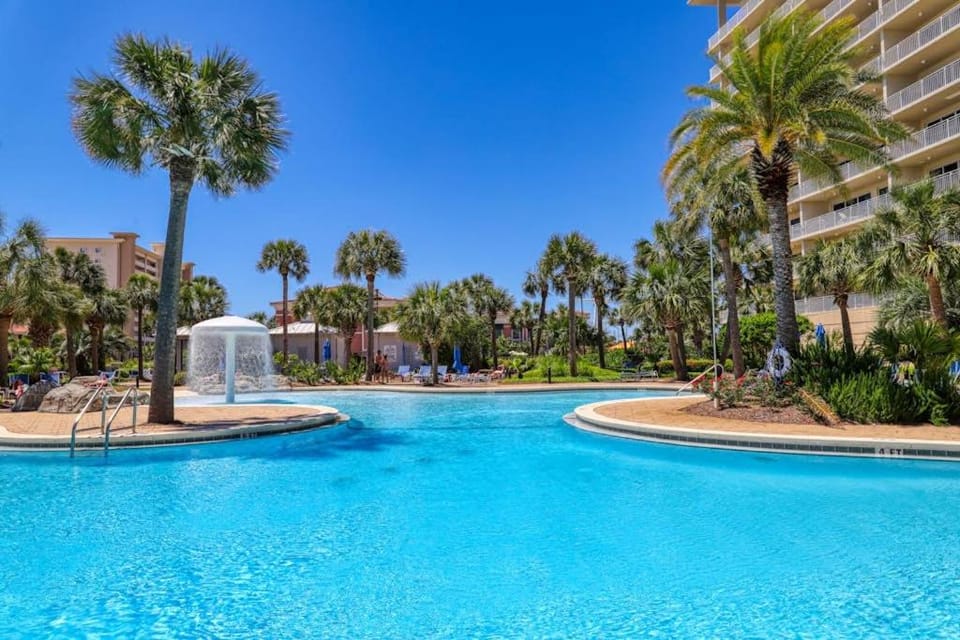 Waterfront resort condo w a shared heated pool fitness room & theater House in Destin