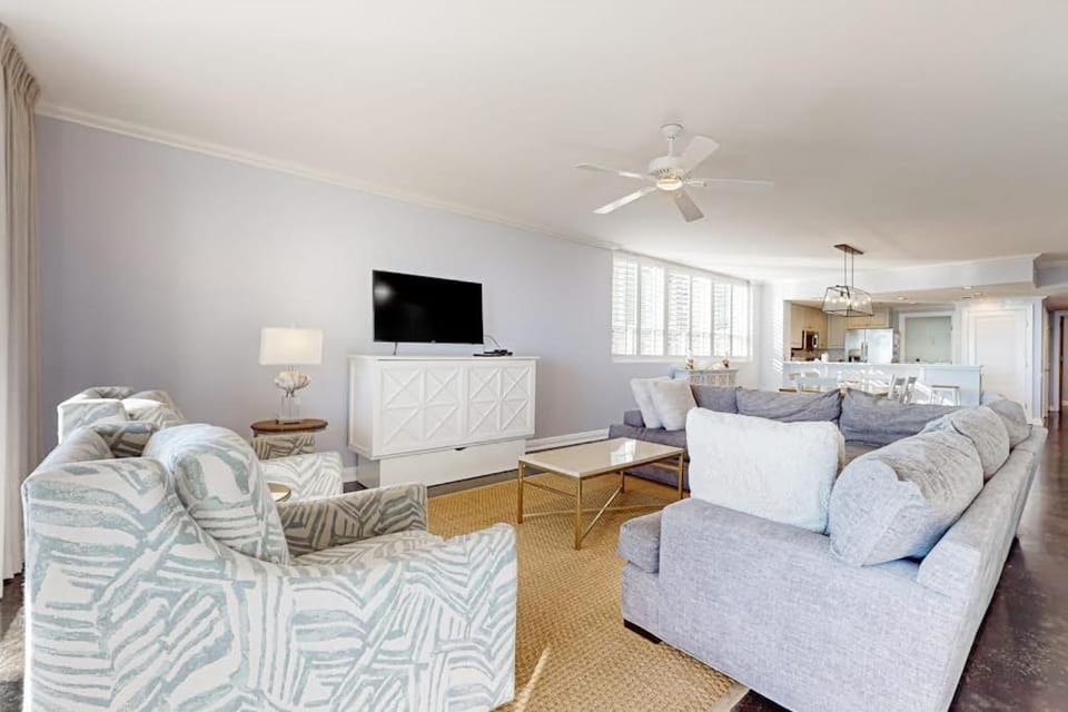 Contemporary condo near the beach Shared pool gym & theater for guests House in Destin