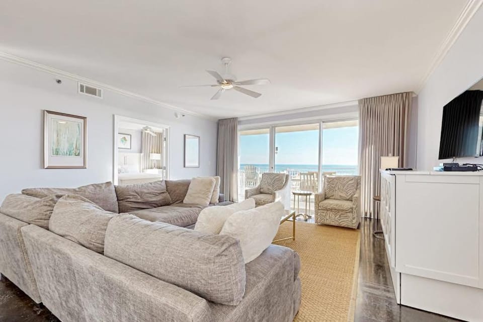 Contemporary condo near the beach Shared pool gym & theater for guests House in Destin
