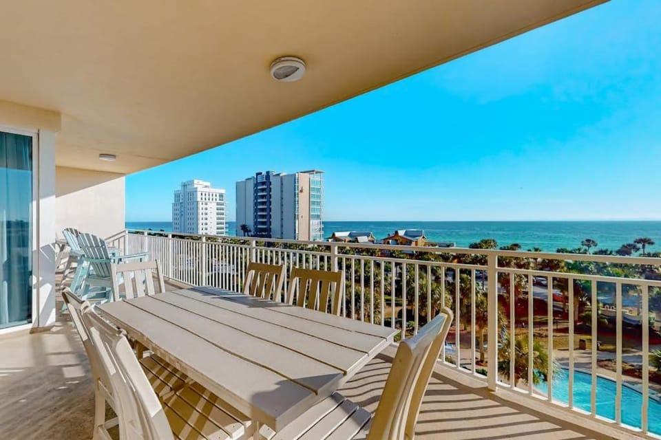Contemporary condo near the beach Shared pool gym & theater for guests House in Destin