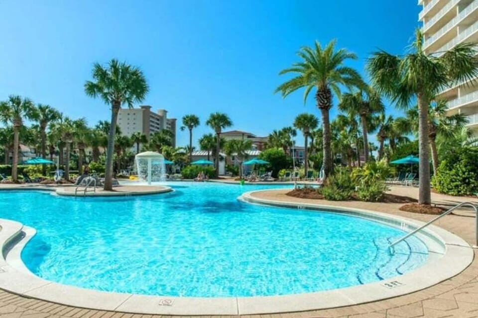 5th-floor condo with Gulf views heated pool gym BBQ area & private balcony House in Destin