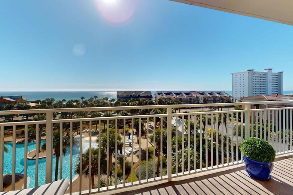 5th-floor condo with Gulf views heated pool gym BBQ area & private balcony House in Destin