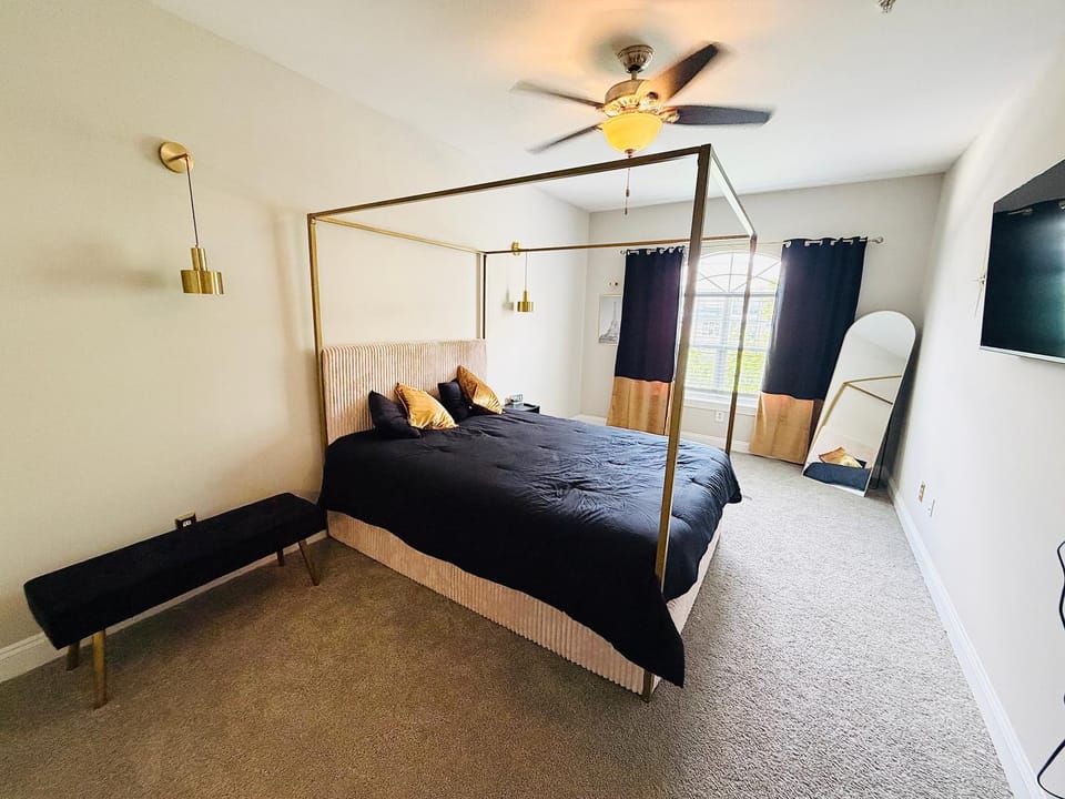 Bed, TV and multimedia, Photo of the whole room, Bedroom