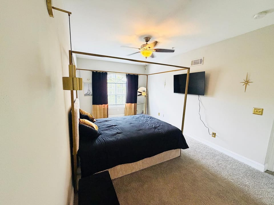 Bed, TV and multimedia, Photo of the whole room, Bedroom