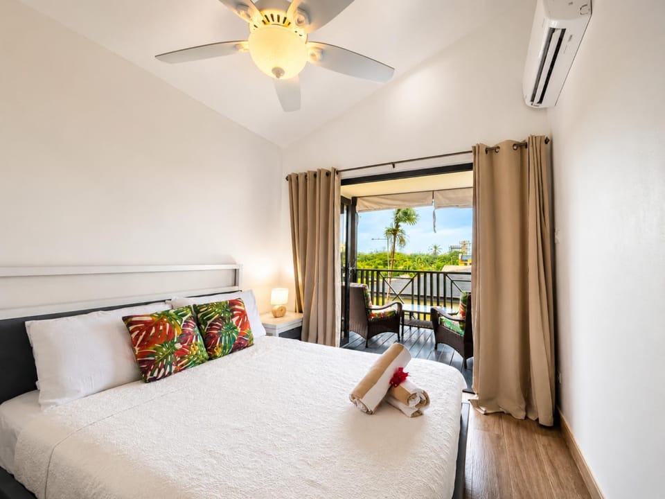 Bed, Balcony/Terrace, Seating area, Bedroom, air conditioner