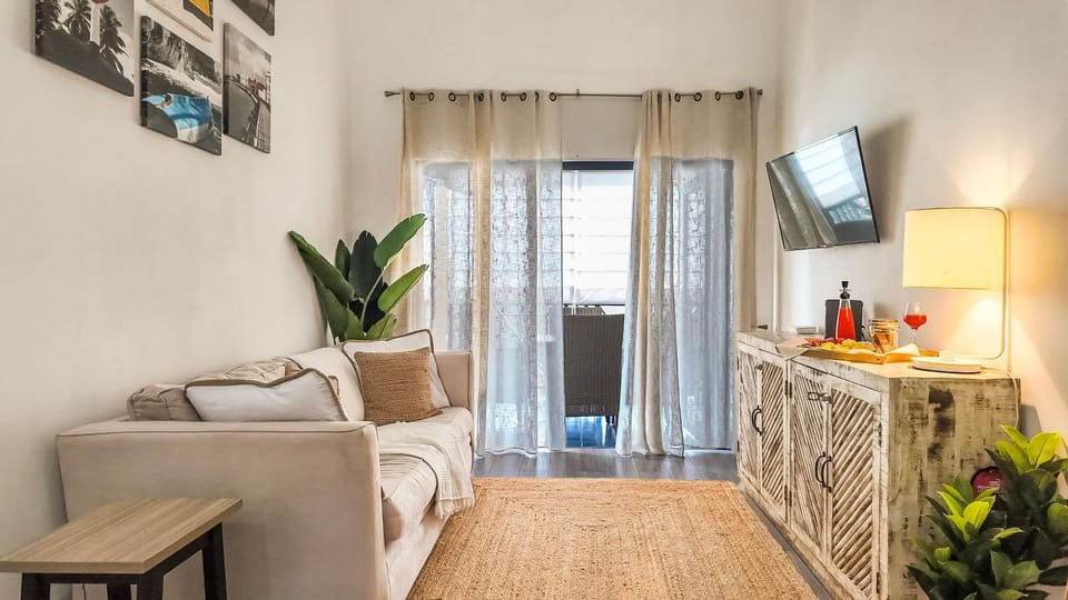 TV and multimedia, Balcony/Terrace, Living room, Decorative detail, Seating area