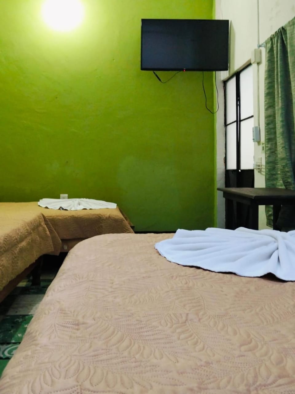 Bed, TV and multimedia, Photo of the whole room, Bedroom
