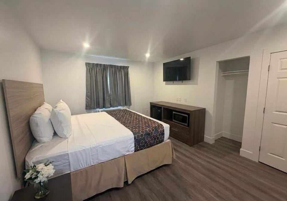 Bed, TV and multimedia, Bedroom, microwave, wardrobe, air conditioner