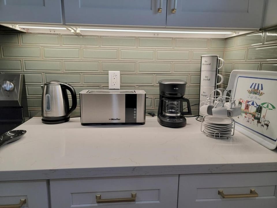 New Fully Furnished Guest House 1Br 1Bath -Min 30 days Apartment in North Hollywood