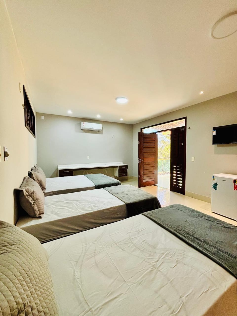 Bed, TV and multimedia, Photo of the whole room, Bedroom