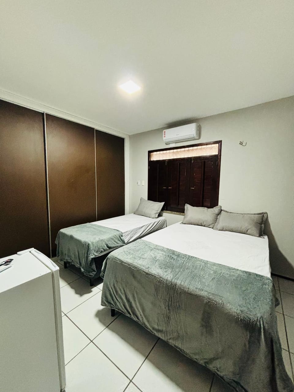 Photo of the whole room, Bedroom, wardrobe, air conditioner