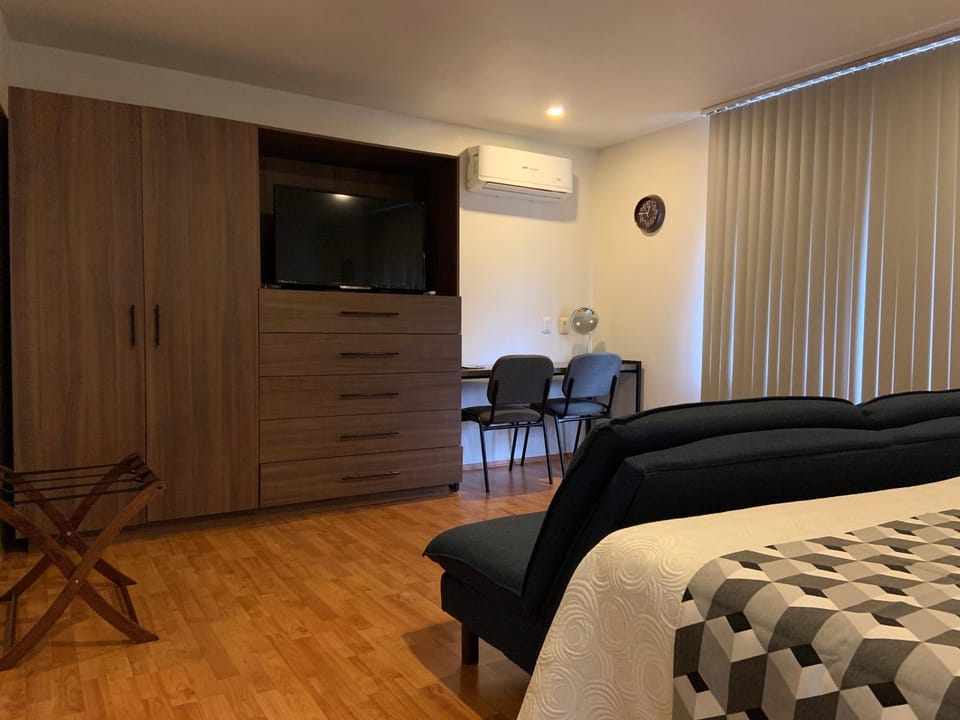 TV and multimedia, Photo of the whole room, Seating area, Bedroom