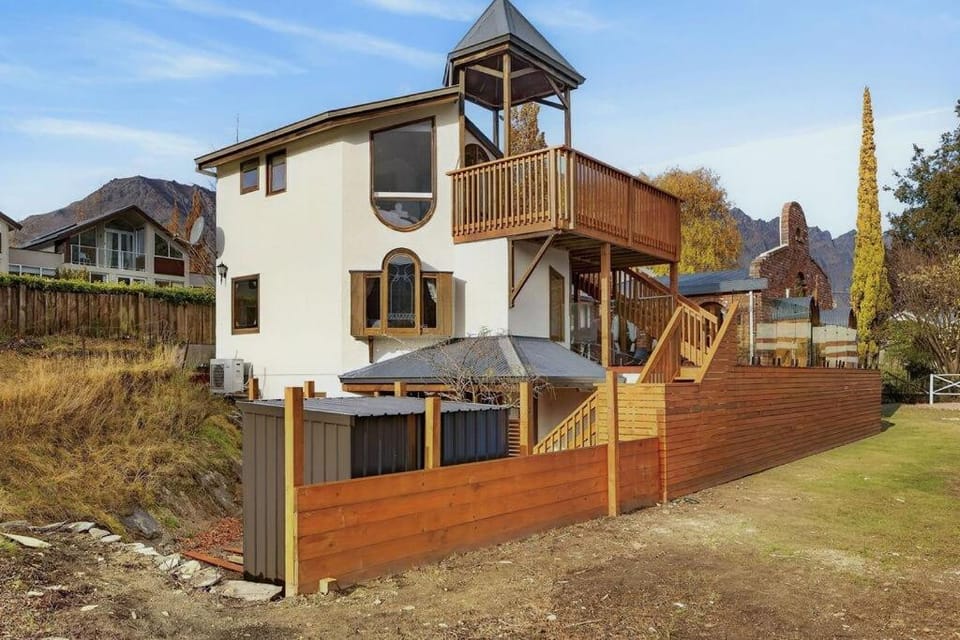 The Wakatipu Arch with Lakeview Lookout House in Queenstown
