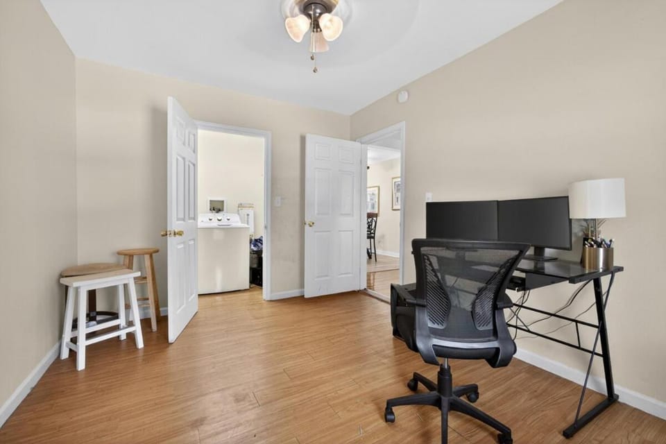 Captain Den with Office Kitchen WiFi 8 mins to FSU House in Tallahassee