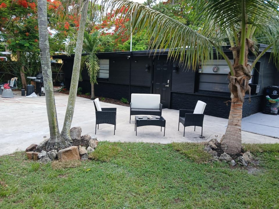 Property building, Day, Garden, Seating area, Evening entertainment, Garden view