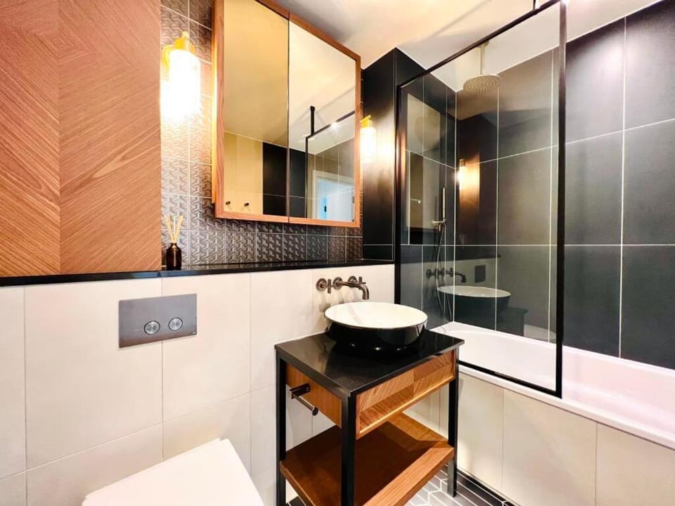 Tower Bridge Skyline Suites Apartment in London Borough of Southwark