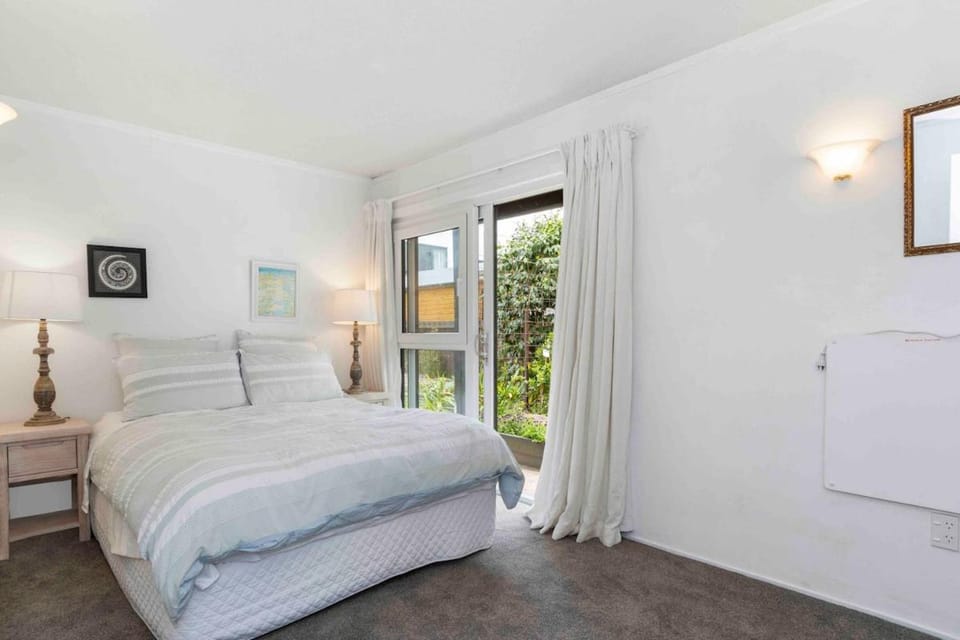 Beachfront Marine Parade Apartment in Bay Of Plenty