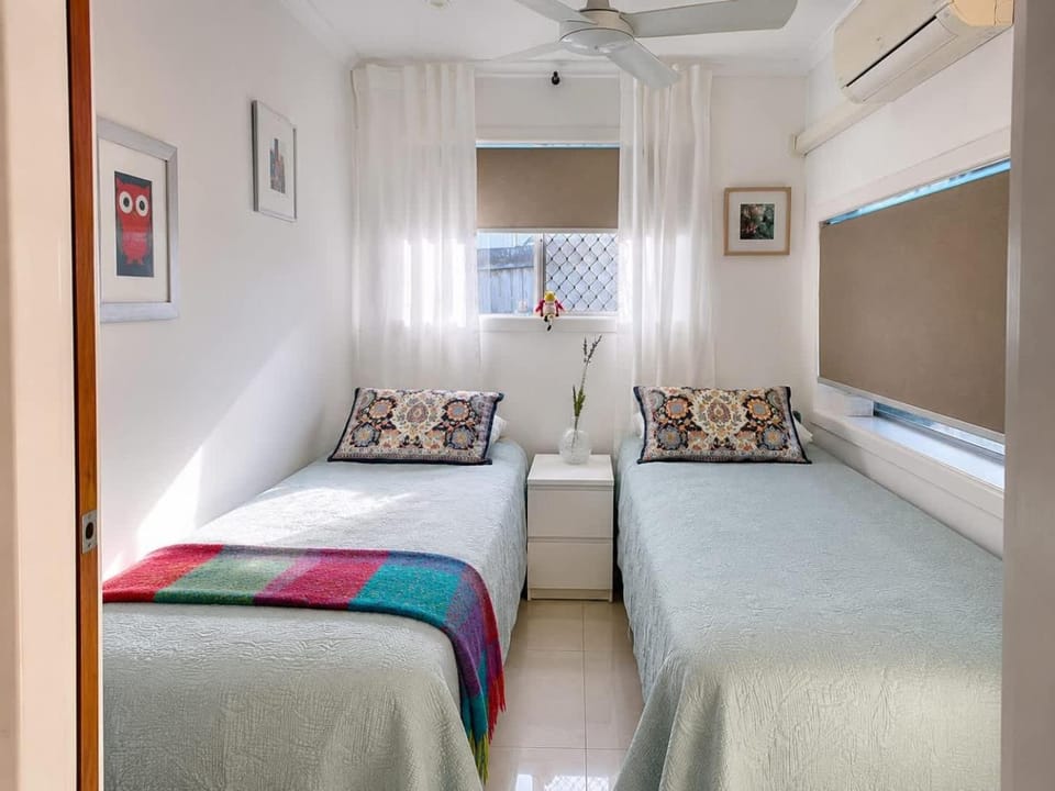 Bed, Photo of the whole room, Bedroom, air conditioner