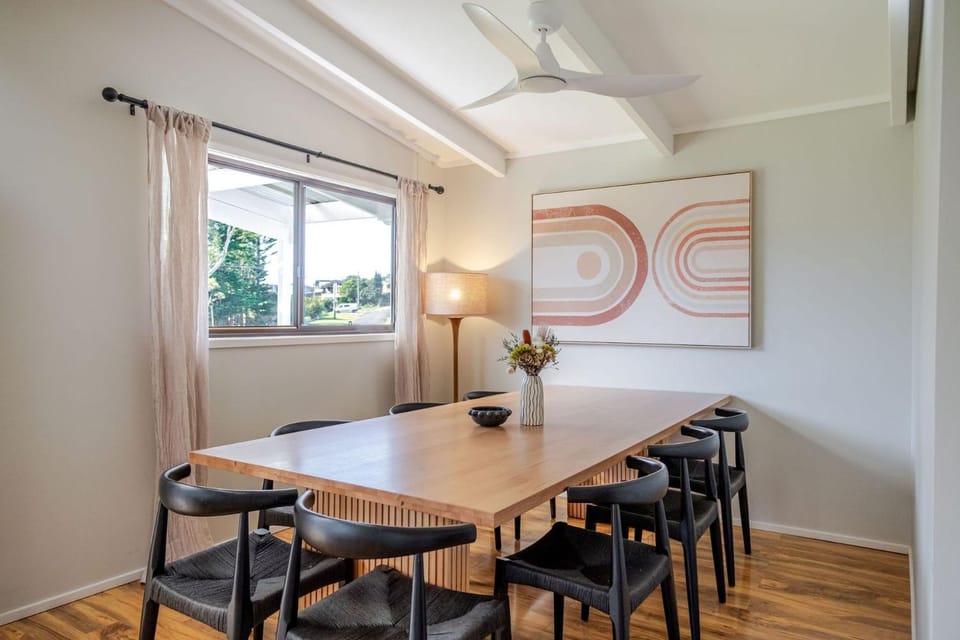 Salt & Sunday - Stylish 3-Bedroom with Indoor Cocktail Bar, Walk to the Beach! House in Mollymook