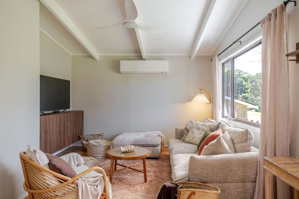 Salt & Sunday - Stylish 3-Bedroom with Indoor Cocktail Bar, Walk to the Beach! House in Mollymook