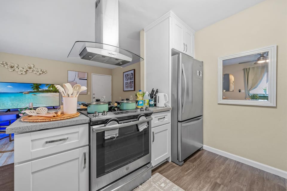 Entire Private Home with King Bed, Pool, Hot Tub, 2 Parking, 2 Bedrooms 1 Bathroom, in Mira Mesa Available Now House in Mira Mesa