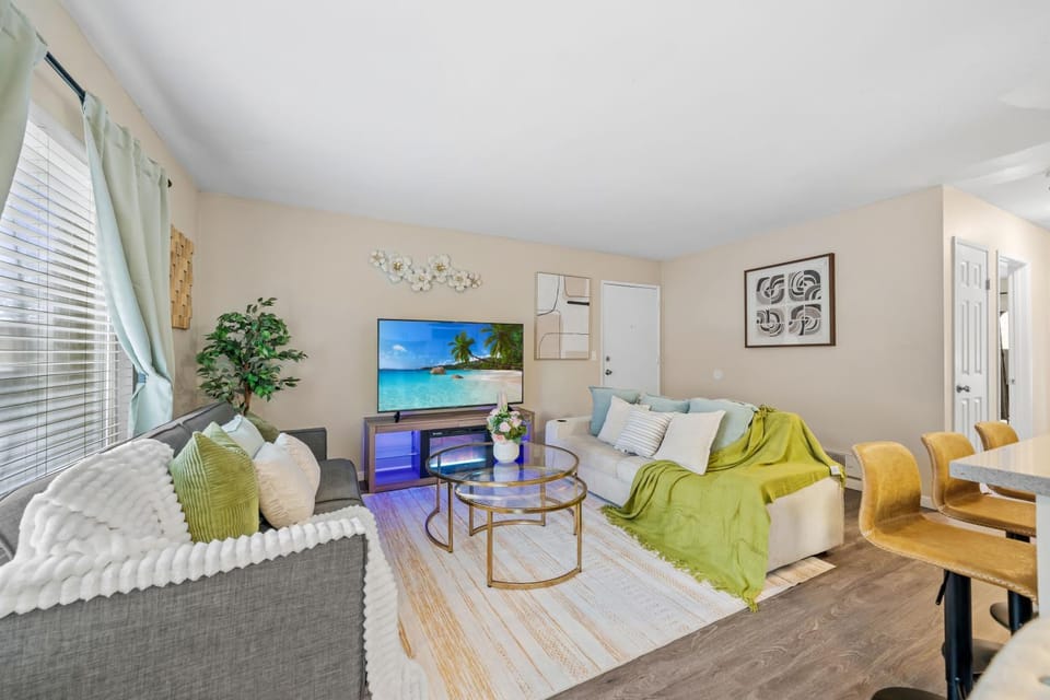 Entire Private Home with King Bed, Pool, Hot Tub, 2 Parking, 2 Bedrooms 1 Bathroom, in Mira Mesa Available Now House in Mira Mesa