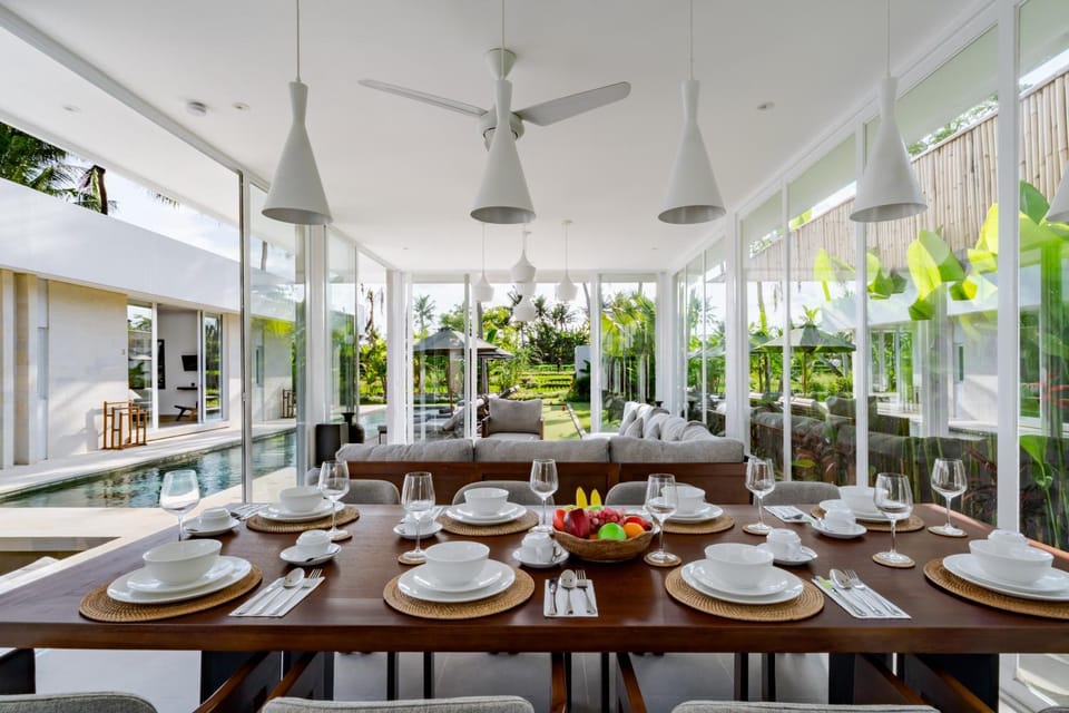 Dining area, Pool view
