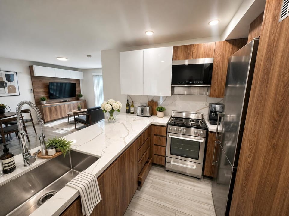 Beautiful 2BR Downtown Home Near Dining and Shops Apartment in Vancouver