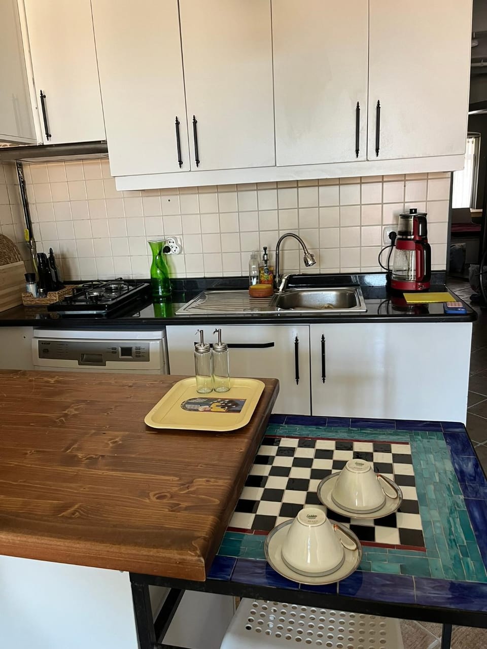 Coffee/tea facilities, Kitchen or kitchenette, dishwasher, stove, kitchen