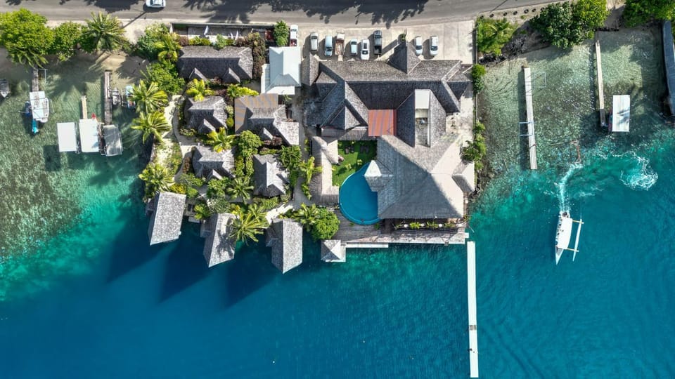 Restaurant/places to eat, Natural landscape, Sea view, Swimming pool, Parking